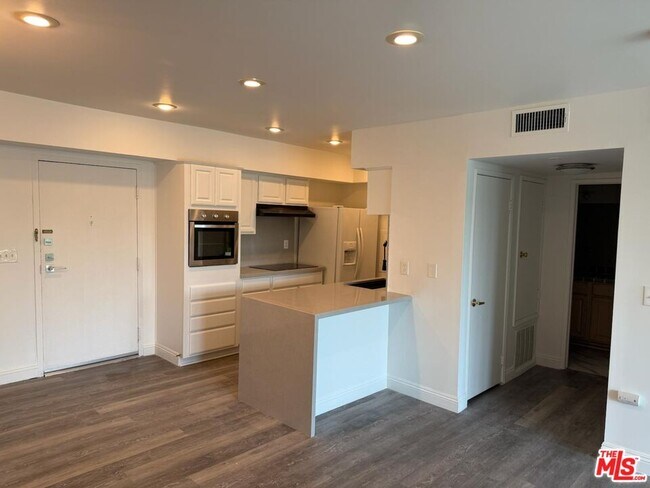 Building Photo - 1351 N Crescent Heights Blvd