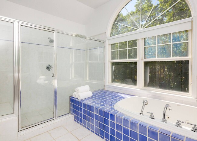 Building Photo - 528 Wainscott NW Rd