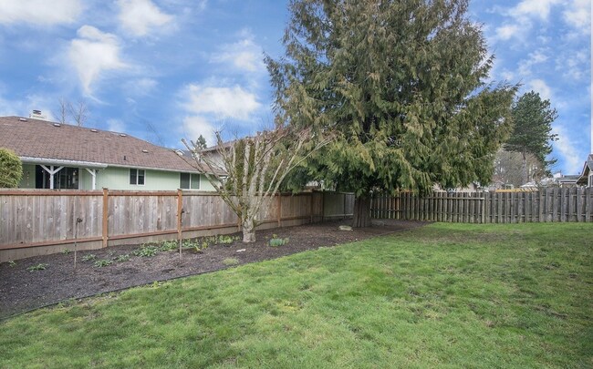 Building Photo - Bright Beautiful Home with huge fenced bac...