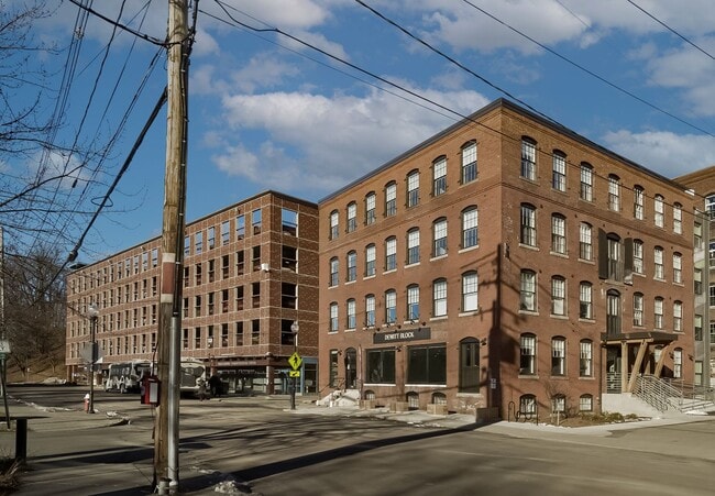 Building Photo - Bright Studio Apartment - Brattleboro, VT. $1450/month, 425 sq.ft. ALL UTILITIES INCLUDED- Availa...