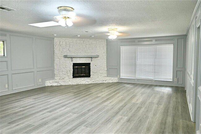 Building Photo - 202 Coronation Dr
