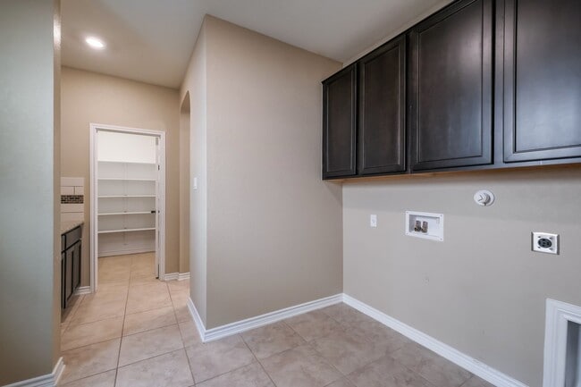 Building Photo - APPLICATION RECEIVED        4 Bedroom 2.5 Bath Ready for Move-in