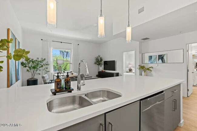 Building Photo - 301 W Roosevelt St