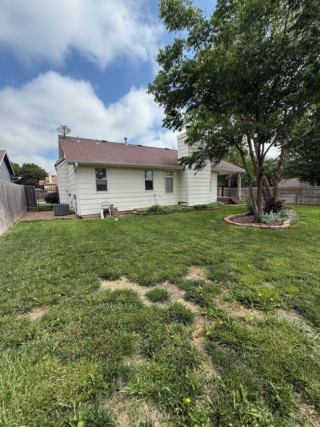 Building Photo - Spacious 3 Bedroom, 2 Bath - Your Derby Ho...