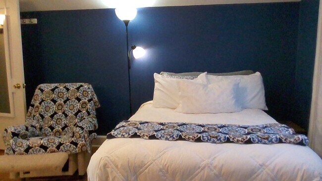 Building Photo - 102 W College St