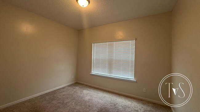 Building Photo - RATE DROP ALERT (was $2500/month) and MOVE-IN SPECIAL: $400 OFF 1ST MONTH'S RENT!**