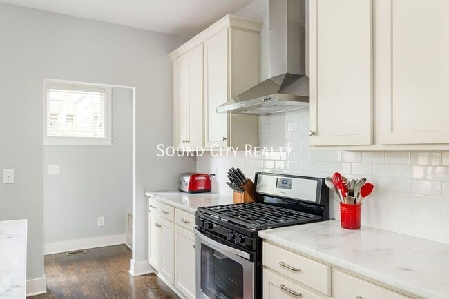 Building Photo - 606B Eastboro Dr