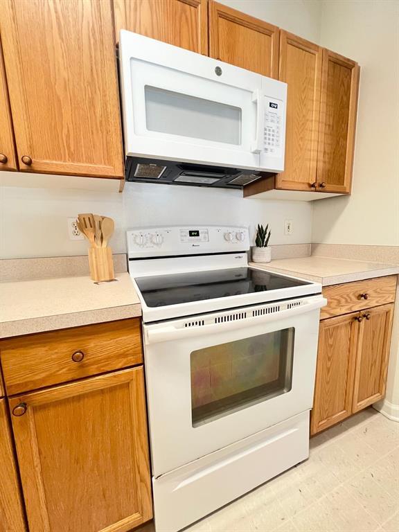 Building Photo - 8101 Coconut Palm Way