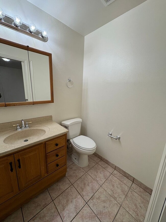 Building Photo - Spacious SE Tulare Home Near Shopping Cent...