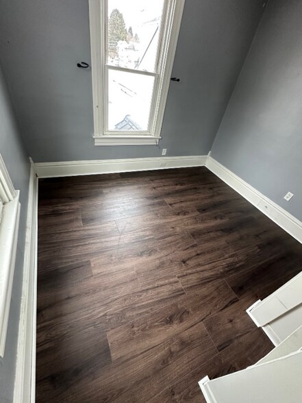 Building Photo - 102 S Main St