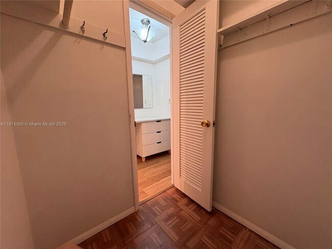 Building Photo - 2223 Park Ln