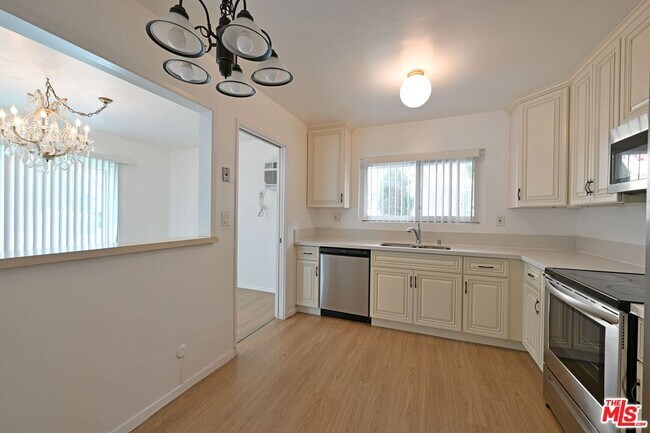Building Photo - 1128 Rexford Dr