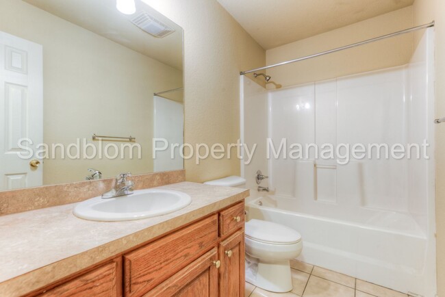 Building Photo - For Lease | Sand Springs | $1125 Rent | Av...