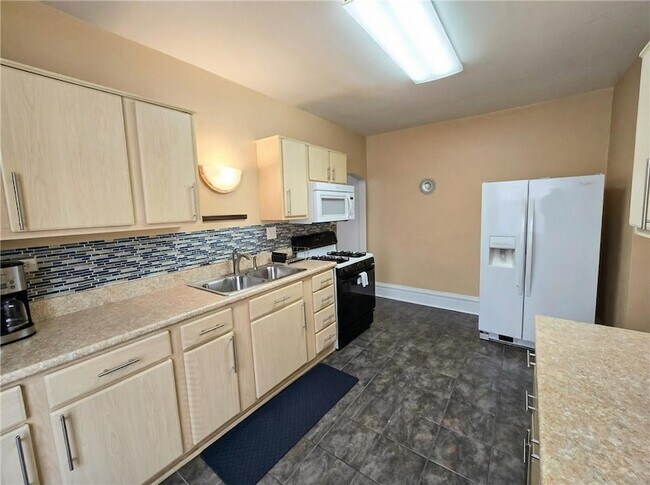 Building Photo - 224 S Pacific Ave