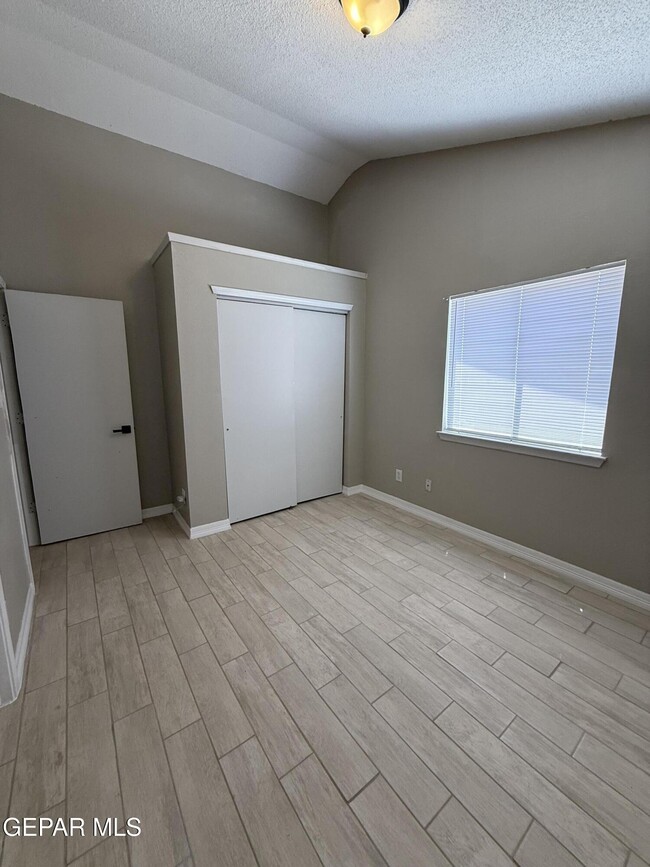 Building Photo - 9128 Bur Oak Cir