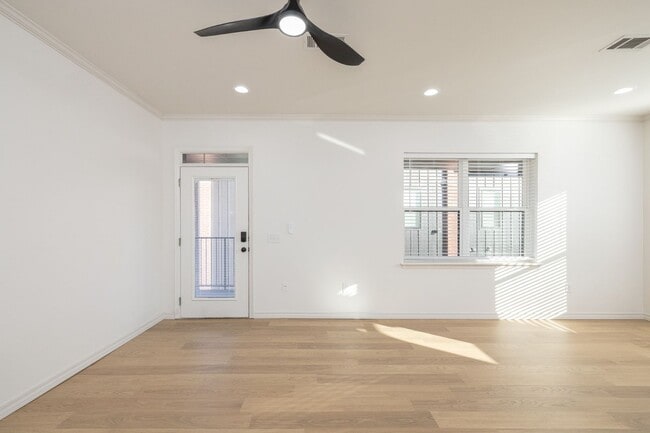 Building Photo - 1137 N Leverett Ave