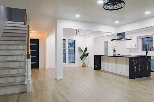 Building Photo - 10411 Rippling Fields Dr