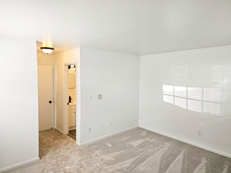Building Photo - 5856 Highview Dr