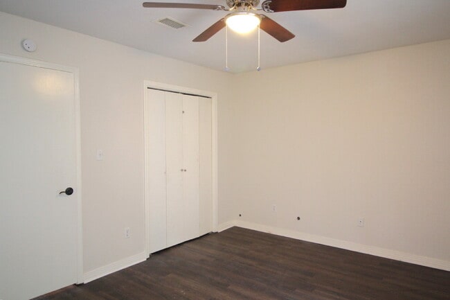 Building Photo - West Pensacola 2BR Townhome with Fenced Backyard, Upstairs Balcony, Modern Kitchen- Near Shopping...