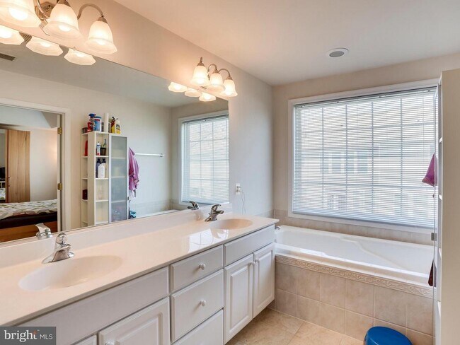 Building Photo - 8250 Red Carnation Ct