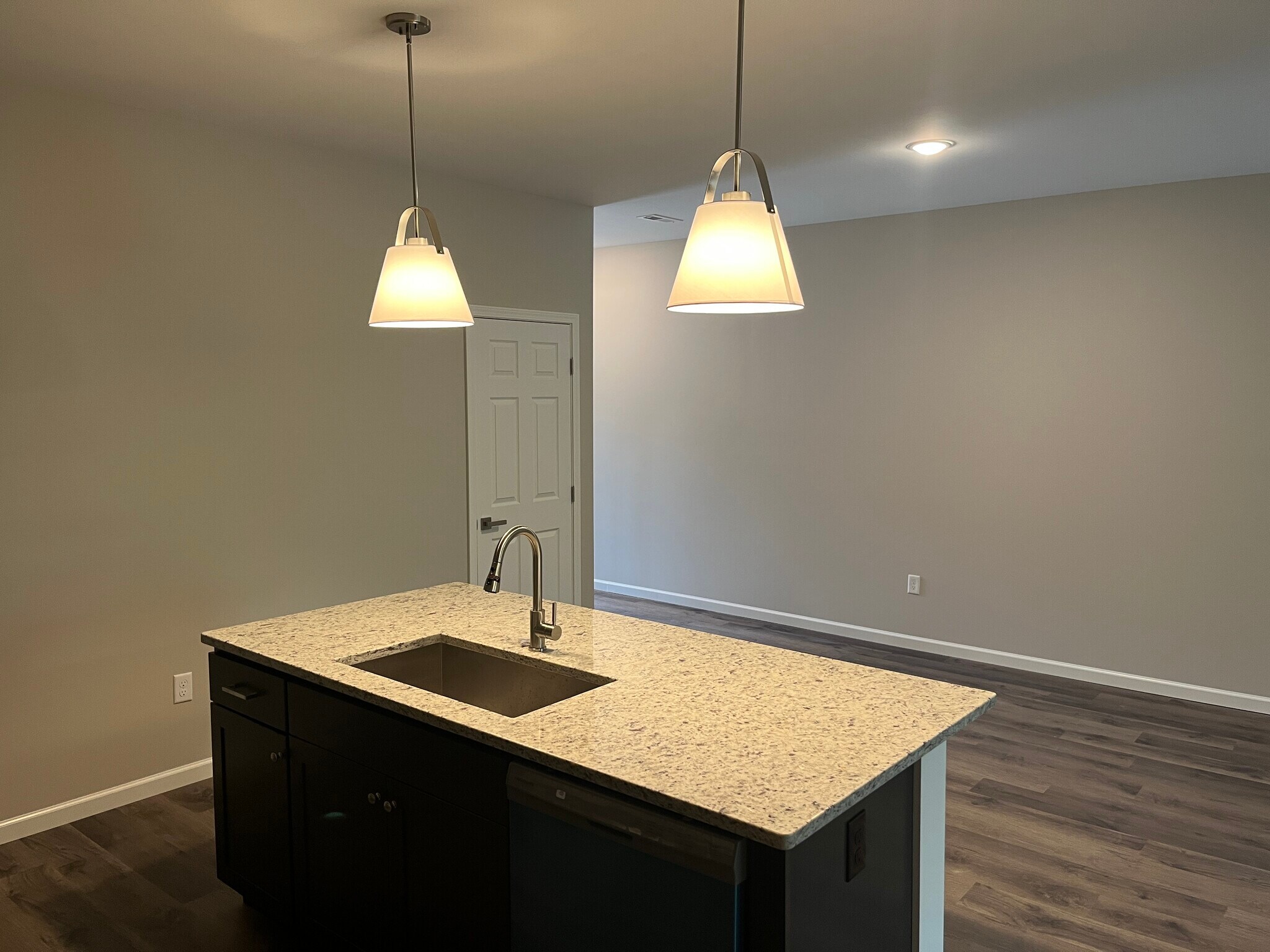 Building Photo - 2104 Community Ln