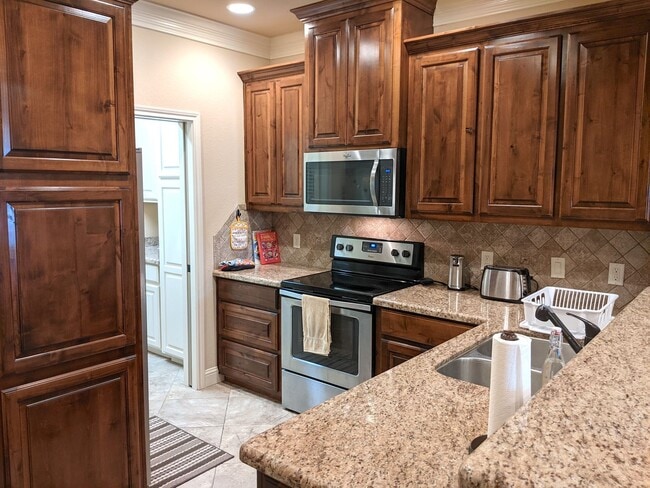 Building Photo - 3 Bed 3 Bath Townhome in Summit Crossing for Fall 2026 Move In!