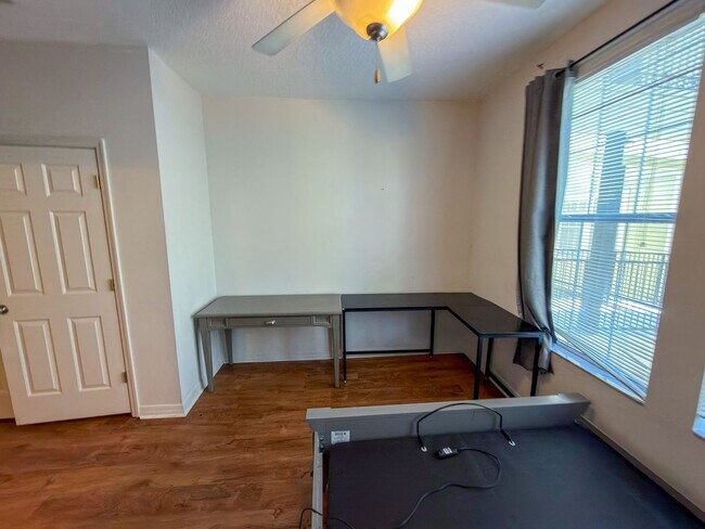 Building Photo - Campus View 1257 #206