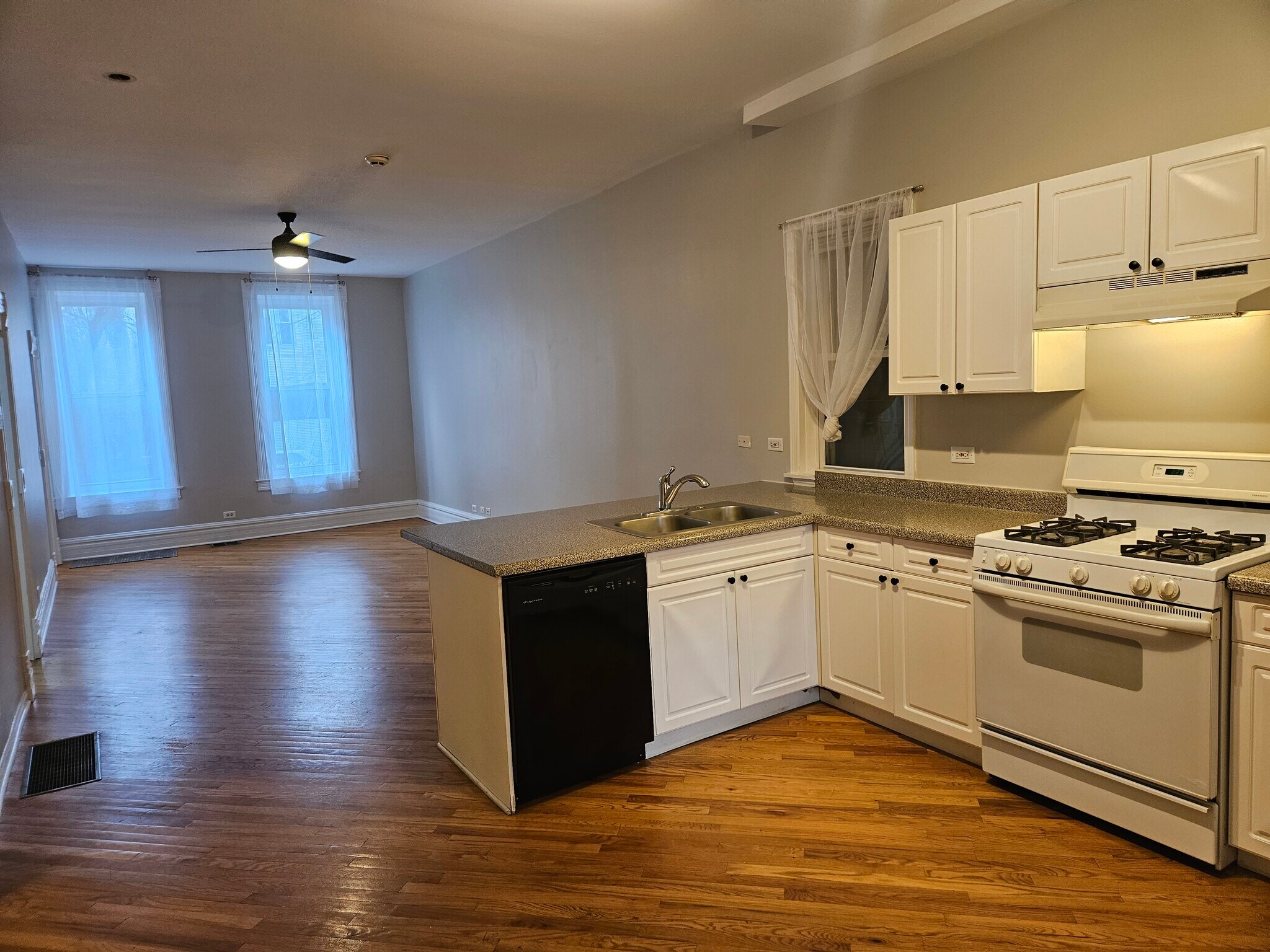 Living/kitchen no furniture - 3249 N Lakewood Ave