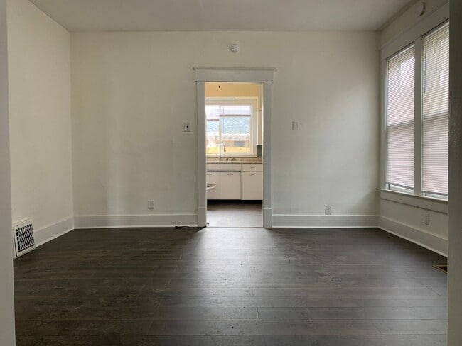 Building Photo - Recently Renovated 2 bed house!