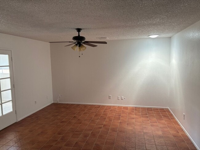 Building Photo - 923 W Posada Ave