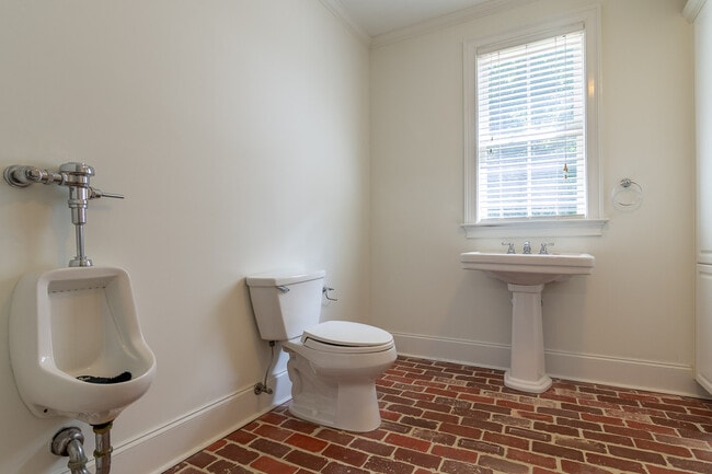 Building Photo - 202 Lagoon Dr