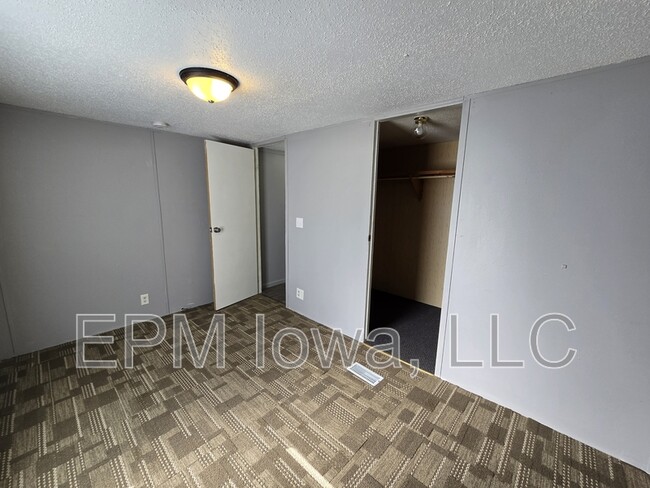 Building Photo - 700 W Ridgeway Ave