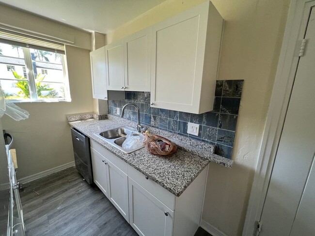 Building Photo - Fully Renovated 1-Bedroom Unit in Downtown...