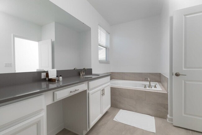 Building Photo - 4290 Paragraph Dr