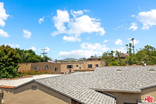 Building Photo - 843 N Martel Ave