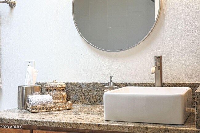 Building Photo - 421 Lila Cir