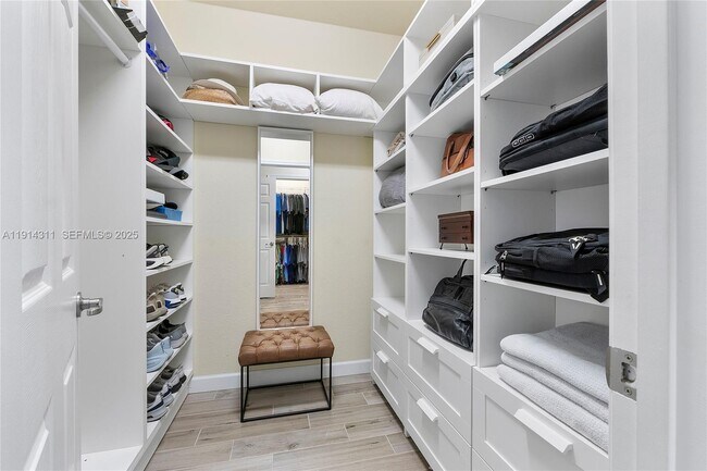 Building Photo - 10450 Wellington Parc Dr