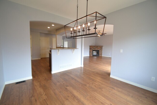 Building Photo - 5 Bed 3.5 Bath 3 Car Garage with AC