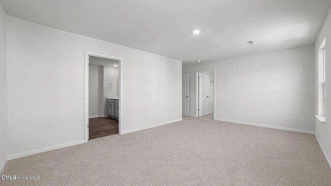 Building Photo - 286 Palm Dr
