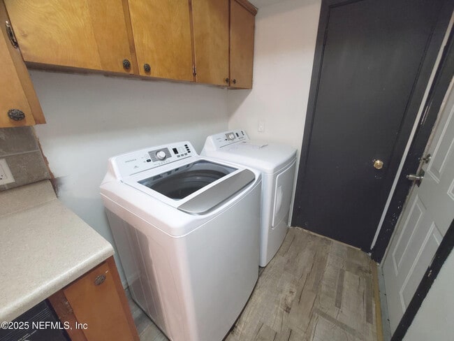 Building Photo - 1568 Hatley St W