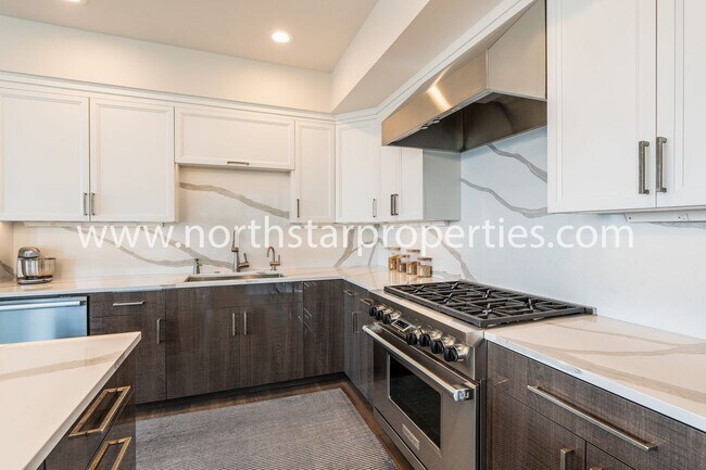 Building Photo - Unobstructed Views at The Strand