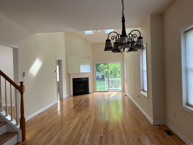 Building Photo - 511 Elm St