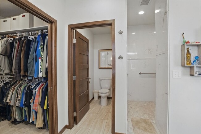 Building Photo - 5700 Island Ct
