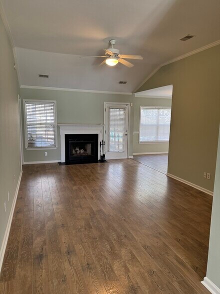 Building Photo - 102 Bill Park Dr