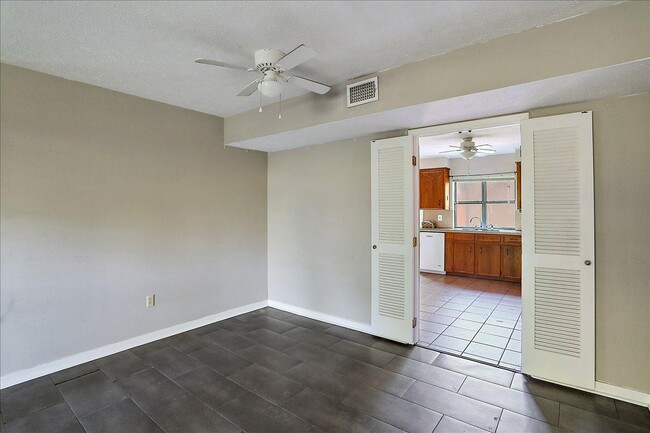 Building Photo - 14 Shore Dr