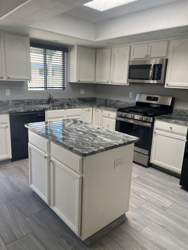 Building Photo - 1950 Davis Ave