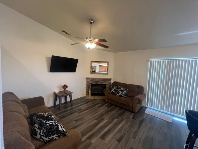 Building Photo - Spacious 4-Bedroom Home in Desirable Apple Valley Neighborhood