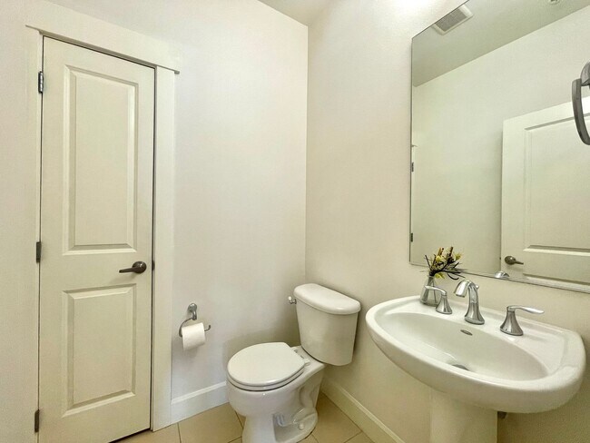 Building Photo - Great Townhome for rent