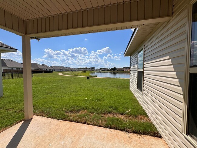 Building Photo - 818 Venecia Dr