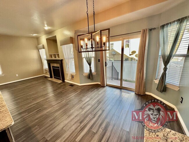 Building Photo - 3 Bd 3.5 Bath Model Like Townhome in Riverton